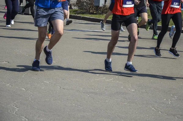 Grupa Biegająca Maratonie Miejskim Zamrożenie Akcji Zbliżenie Butów Biegania Akcji — Zdjęcie stockowe