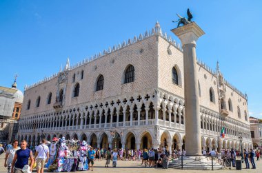 VENICE, İtalya - 29 Haziran 2017: Venedik, İtalya 'daki başlıca turistik eğlence merkezi olan St Mark Meydanı' ndaki Doges Sarayı 'nı (Palazzo Ducale) ziyaret eden turistler.