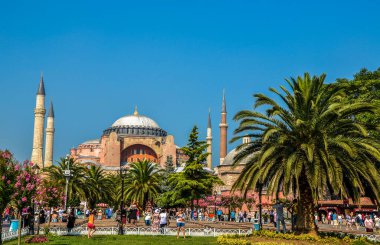 İSTANBUL, TURKEY - 12 Ağustos 2015: Turistler İstanbul 'daki Ayasofya yakınlarındaki bahçelerde telefonla selfie çekiyorlar