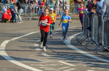 KYIV, UKRAINE - 6 Nisan 2019: 9 Nova Poshta Yarımaratonu. Genç bayan atletizm koşucusu. Yarış koşusu. Açık hava devresi. Yatay