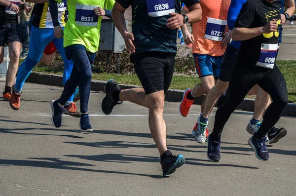 Maratont Futtató Sportolók Izmos Lábai Város Utcáján — Stock Fotó