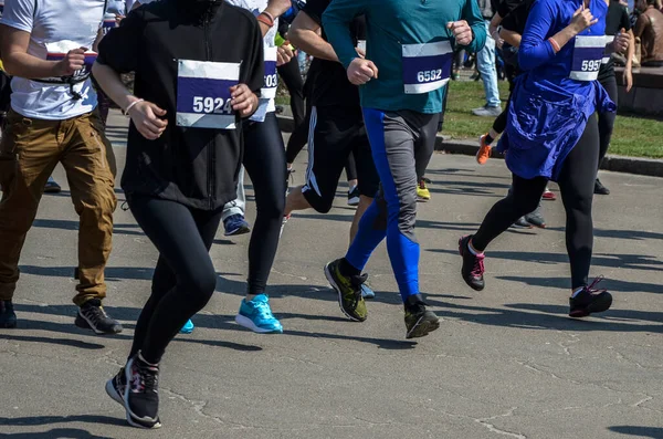 Muscular Legs Athletes Running Marathon City Street — Stock Photo, Image