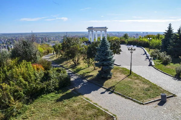 우크라이나 폴타바에 공원에서 아름답고 흰색아 회전목마의 — 스톡 사진