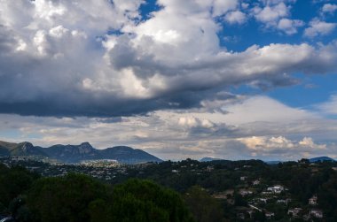Saint-Paul-de-Vence, Provence, Güney Fransa yakınlarındaki güzel Panorama Tepesi manzarası.