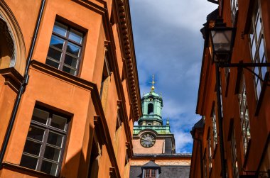 Stockholm 'ün Gamla Stan olarak bilinen eski kasabasının manzarası. St. Nicholas Kilisesi veya Storkyrkan, İsveç 'in başkenti Stockholm' de bulunan Gamla Stan 'deki en eski kilisedir.