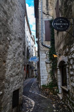 Aziz Paul de VENCE, FRANCE - 28 Haziran 2017 Sokaklar ve Mimarlık. Aziz Paul De Vence, iki derin vadi arasında dar bir çıkıntıya tünemiş, ortaçağ güçlendirilmiş güzel bir köydür..