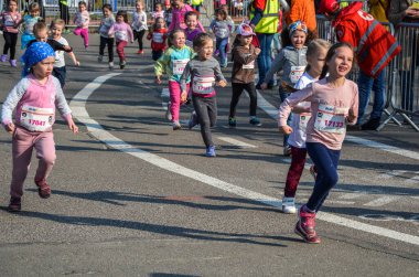KYIV, UKRAINE - 6 Nisan 2019: Çocuklar 9. Nova Poshta Yarı Maraton 'da koşuyor. Genç Kız Koşucular ve Çocuklar Yarışıyor