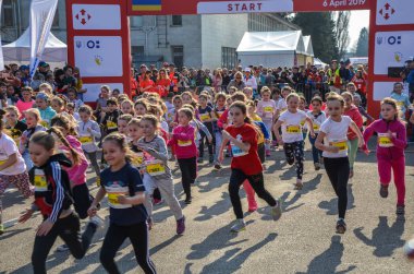 KYIV, UKRAINE - 6 Nisan 2019: Çocuklar 9. Nova Poshta Yarı Maraton 'da koşuyor. Genç Kız Koşucular ve Çocuklar Yarışıyor