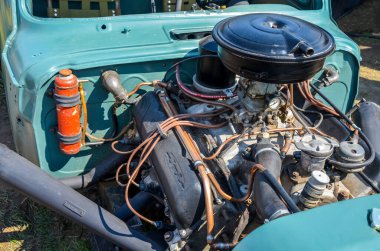 KYIV, UKRAINE 12 Mayıs 2019: eski araba karası festivali. Eski model arabanın motoru, arabanın hareket etmesini sağlayan motorun parçalarını gördü..