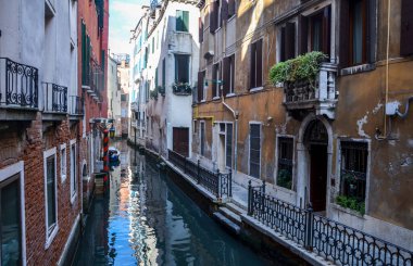 İtalya 'da antik binaları ve evleri olan Venedik kanalı