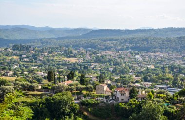 St. Paul de Vence 'in muhteşem tepe kasabasının manzarası. Nice 'e 20 dakikalık mesafede ve Cote d' Azur 'a her ziyarette görülmesi gereken bir yer..