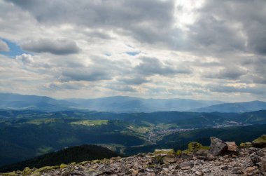 Gorgany enkaz alanları ve aşağıdaki köyle Homyak Dağı 'nın tepesinden manzara. Doğu Gorgany.