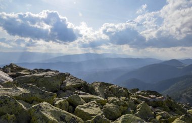 Gorgany enkaz alanları ve aşağıdaki köyle Homyak Dağı 'nın tepesinden manzara. Doğu Gorgany.