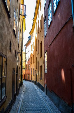 Gamla Stan bölgesindeki eski Stockholm şehrinde bisikleti olan dar bir sokak. Gamla Stan, İsveç 'in başkenti Stockholm' de yer alan bir şehirdir..