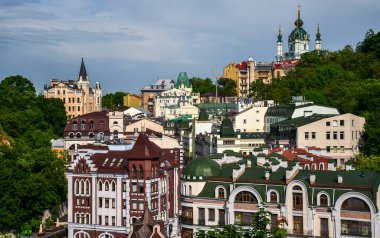 Yukarıdan Kiev, Ukrayna 'nın Vozdvizhenka ve Podol tarihi bölgelerindeki Kyiv kentinin çatılarına bakın. 