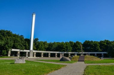 TALLINN, ESTONIA - 21 Temmuz 2014: Tallinn 'deki St Georges Gece Ayaklanması Anıtı. Yay, büyük kılıç ve ağaçlar Estonya 'nın bağımsızlığı ve özgürlüğü için savaşan herkes için bir anıttır..