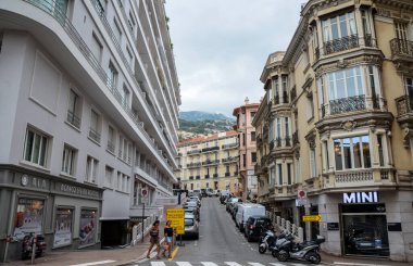 MONTE CARLO, MONACO - 28 Haziran 2017: Tepe üzerinde modern evleri olan yerleşim caddesi