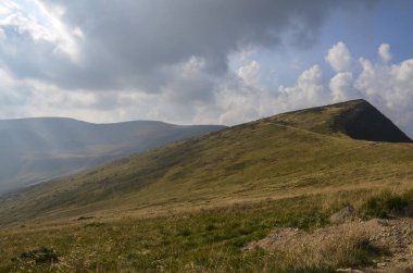 Dağ sıralarının dik yamaçları ve Svydovets sırtında yürüyüş yolu. Karpat Dağları 'nın güzel yaz manzarası. Harika bir doğa geçmişi 