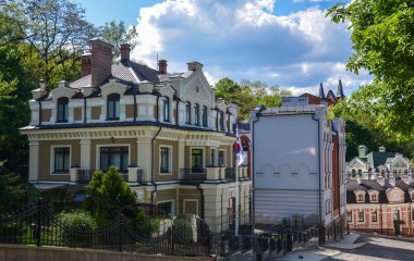 Vozdvizhenska elitte bölgesi ve Honcharna sokağı. Tarihi Podol, Kiev Ukrayna 'da güzel renkli bir ev.
