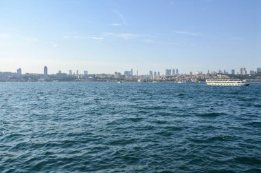 Denizde giden gemiler. Sıcak yaz gününde İstanbul Boğaz manzarası var. Türkiye 'ye seyahat ve deniz turu. Denizden şehrin manzarası..