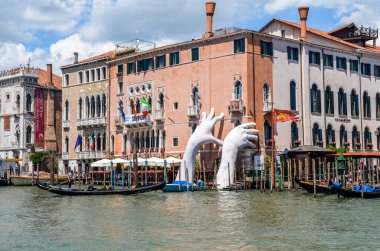 Venedik, İtalya - 29 Haziran 2017 Lorenzo Quinn 'in desteği. Ca Sagredo Oteli 'ni desteklemek için sudan dev eller yükseliyor. Bu da iklim değişikliğinin ve yükselen deniz seviyelerinin bir göstergesi..