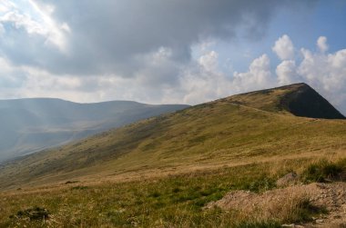 Dağ sıralarının dik yamaçları ve Svydovets sırtında yürüyüş yolu. Karpat Dağları 'nın güzel yaz manzarası. Harika bir doğa geçmişi 