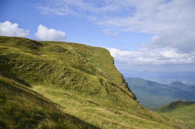 Dağ sıralarının dik yamaçları ve Svydovets sırtında yürüyüş yolu. Karpat Dağları 'nın güzel yaz manzarası. Harika bir doğa geçmişi 