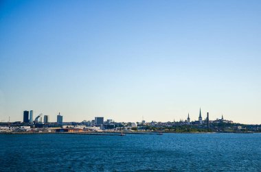 Eski kasaba Tallinn 'in yolcu gemisindeki görüntüsü. Baltık Denizi 'nin sakin genişliği. Uzakta, modern binalar antik katedraller ve kıyıdaki kule. Estonya