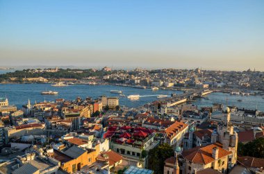 Günbatımında Galata kulesinden Fatih tarihi bölgesi ve Galata Köprüsü üzerindeki hava manzarası, İstanbul, Türkiye. İstanbul 'da seyahat ve eğlence