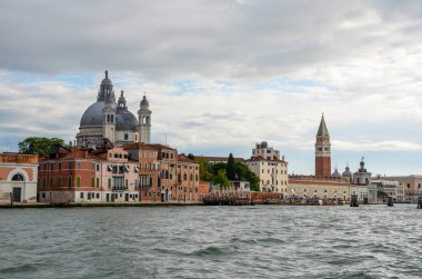 Deniz manzaralı eski evler, Santa Maria del Salute kilisesi, St. Mark Meydanı (Piazza San Marco) Campanile, Doge Sarayı, kanallar ve feribotlar. Venedik simgesi, İtalya