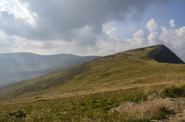 Dağ sıralarının dik yamaçları ve Svydovets sırtında yürüyüş yolu. Karpat Dağları 'nın güzel yaz manzarası. Harika bir doğa geçmişi 