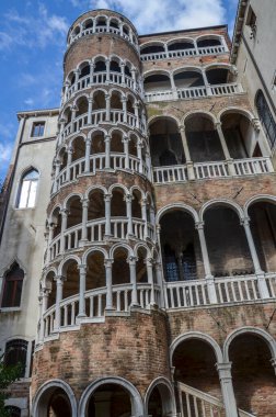 Scala Contarini del Bovolo olarak bilinen spiral merdiven. Venedik İtalya.