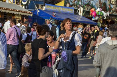 MUNICH, ALMANA 23 Eylül 2013: Geleneksel bavyera kıyafetleri giymiş insanlar. Binlerce insan Münih 'teki geleneksel Ekim Festivali' nde iyi bira içiyor. 