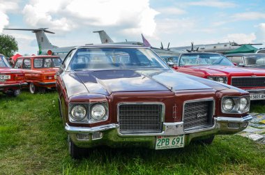 KYIV, UKRAINE 12 Mayıs 2019: Eski araba karası festivali. Klasik araba vintage tarzı Oldsmobile Delta 88 Özel Hardtop Sedan 1971 retro araba sergisi
