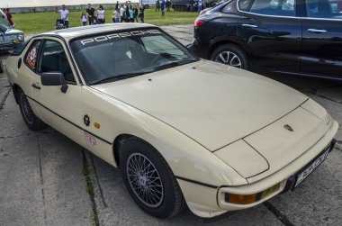 KYIV, UKRAINE MAY 12 2019: Porsche 924, Alman Porsche AG tarafından üretilen lüks spor otomobil.