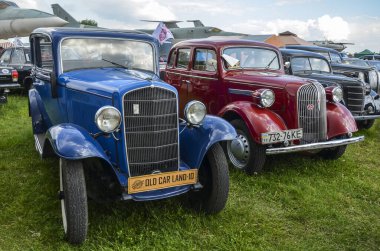 KYIV, UKRAINE 12 Mayıs 2019: zarif mavi retro araba 1937 Opel, P4, ve kırmızı 1937 Opel Super 6 vintage model. Klasik araba ve motosikletlerin yer aldığı nostalji festivali. 