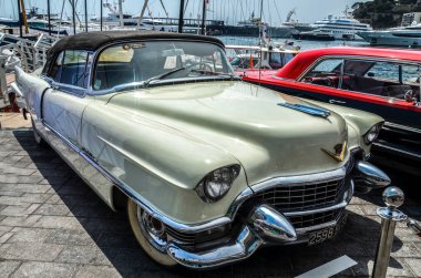 MONTE CARLO, MONACO - 28 Haziran 2017: CADILLAC 62 ELDORADO 1955 Cadillac Eldorado 1952-2002 yılları arasında Cadillac tarafından üretilen ve pazarlanan özel lüks bir otomobildir.. 