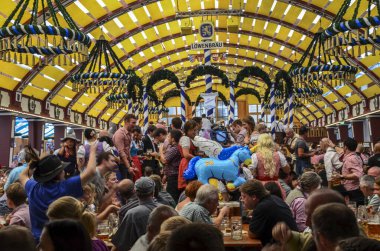 MÜZİK, GERÇEK 23 Eylül 2013: İnsanlar Münih 'teki Ekim Festivali' nde dünyanın en büyük halk festivalinin çadırlarından birinde bira içiyorlar