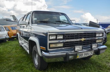 KYIV, UKRAINE 12 Mayıs 2019: eski araba karası festivali. Chevrolet Suburban 1500 Anaheim Endüstri retro araba fuarında