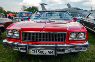KYIV, UKRAINE 12 Mayıs 2019: eski araba karası festivali. Klasik kırmızı Chevrolet Impala Üstü açılabilir 1975 Retro Araba Sergisi 'nde