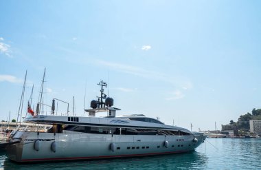 Lüks Yat, Herkül Limanı 'na yanaştı. Herkül Limanı Monako 'daki tek derin su limanı.