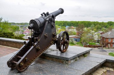 Duvarda eski bir top var. Orta Çağ havanı Ukrayna 'nın Chernihiv kentindeki şehir parkında duruyor..