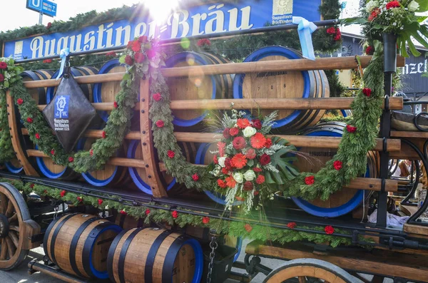 MÜZİK, GERÇEK 23 Eylül 2013: Münih 'teki en büyük bira festivalinde geleneksel ahşap bira fıçılarının yan görüntüsü Augustiner Brau bira evi