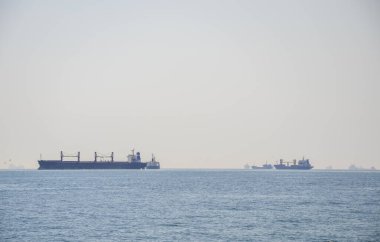 Boğaz manzarası, büyük ve küçük gemiler ve mavnalar oradan geçiyor. İstanbul, Türkiye