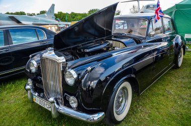 KYIV, UKRAINE 12 Mayıs 2019: eski araba karası festivali. İngiliz eski model Bentley S2 1959 model siyah renkli araba Kyiv 'de sergileniyor.
