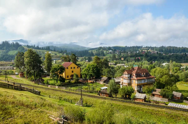 乌克兰喀尔巴阡山脉云天下美丽的自然景观和Vorokhta村 — 图库照片