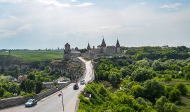 Kamianets Podilskyi Kalesi Eski Şehir 'den. Podolia 'nın tarihi bölgesinde kayalıklarda savunma kuleleri olan güzel bir kale..