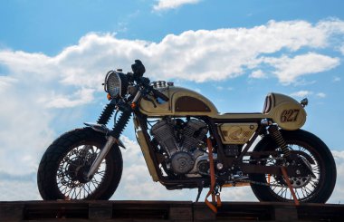 KYIV, UKRAINE 12 Mayıs 2019: eski araba karası festivali. Motosiklet Honda Kiev 'de retro araba sergisinde sunuldu