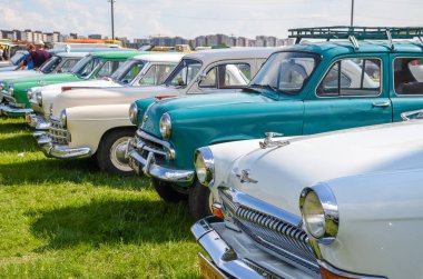 KYIV, UKRAINE 12 Mayıs 2019: eski araba karası festivali. Herhangi bir Sovyet arabası GAZ Volga Kiev 'de eski araba sergisinde sunuldu.