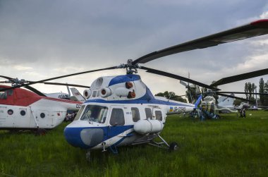 KYIV, UKRAINE MAYIS 12 2019: Mi-2 Devlet Havacılık Müzesi. Çok amaçlı hafif bir helikopter olan Mi-2, 60. yılın başında oluşturuldu. Silahlı kuvvetlerde ve sivil uçaklarda kullanıldı. 